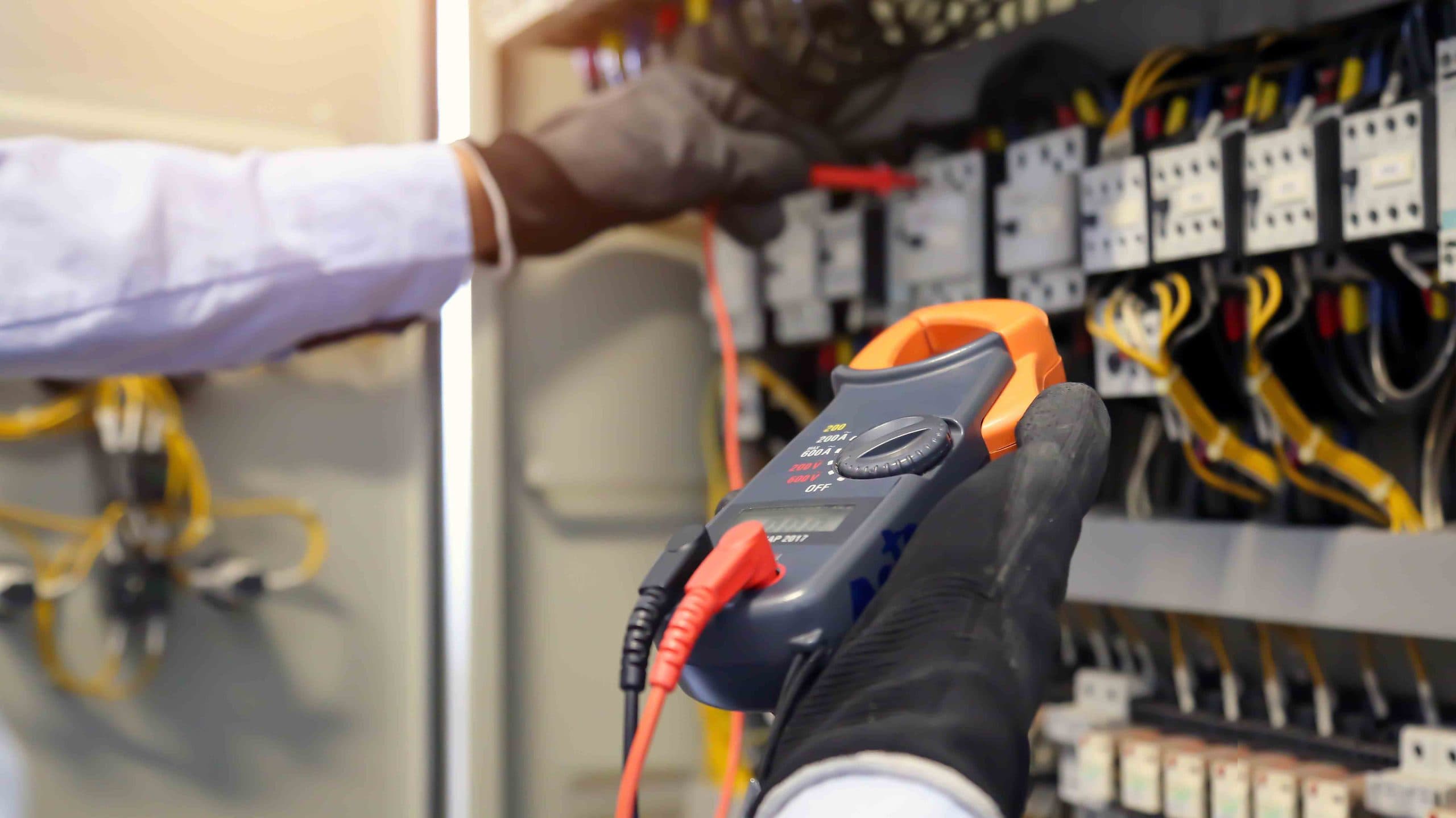 Ingeniero eléctrico en labores de mantenimiento