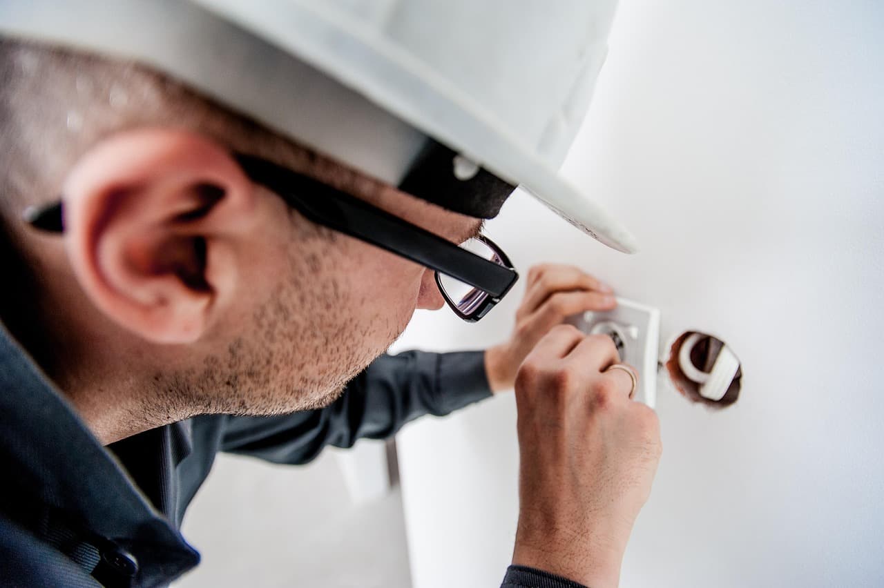 Electricista realizando instalación residencial